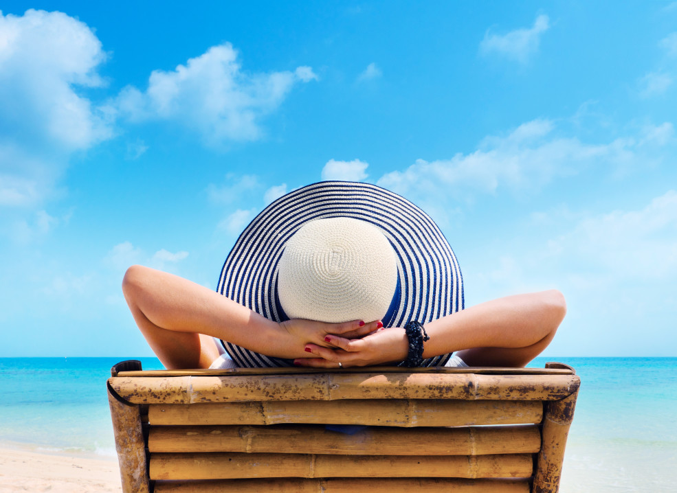 Férias CLT - Mulher de férias relaxando