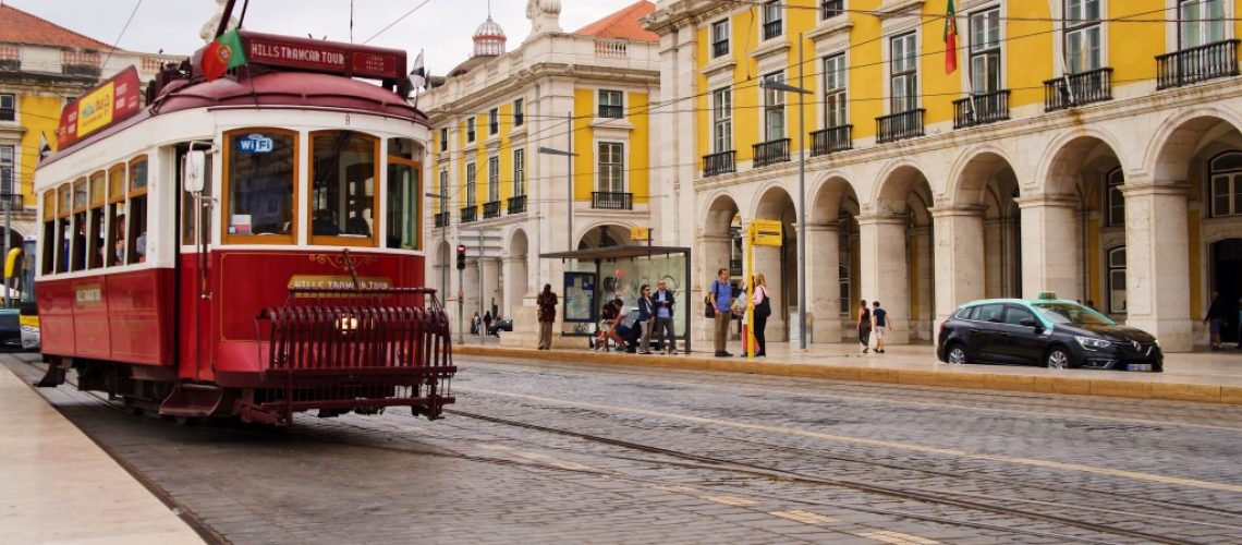 beneficios da cidadania portuguesa - bonde nas ruas de Lisboa